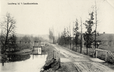 6863 Gezicht op de Kerkdijk te Achttienhoven uit het oosten.N.B. De straatnaam Kerkdijk is later gewijzigd in Dr. ...